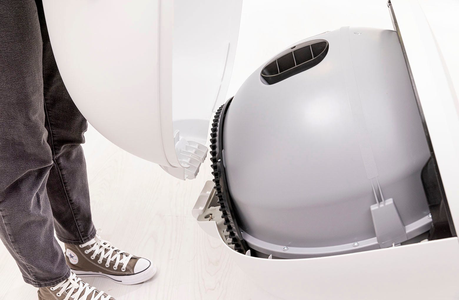 Image of lifting the Litter-Robot 4 bonnet