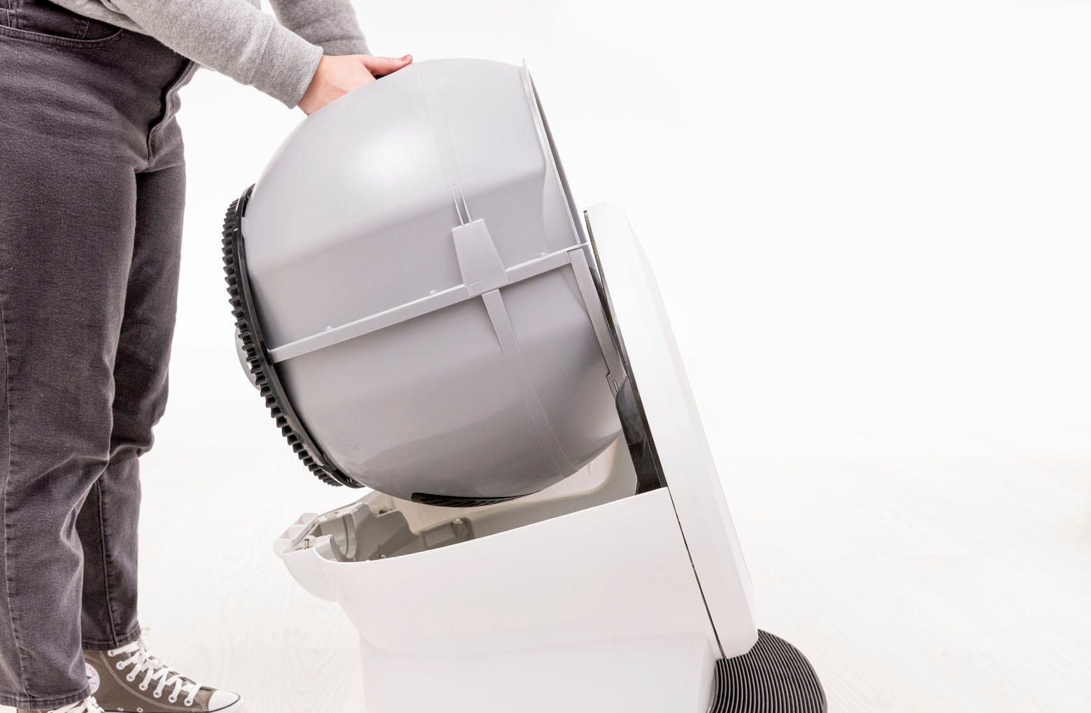 Image removing the Litter-Robot 4 globe