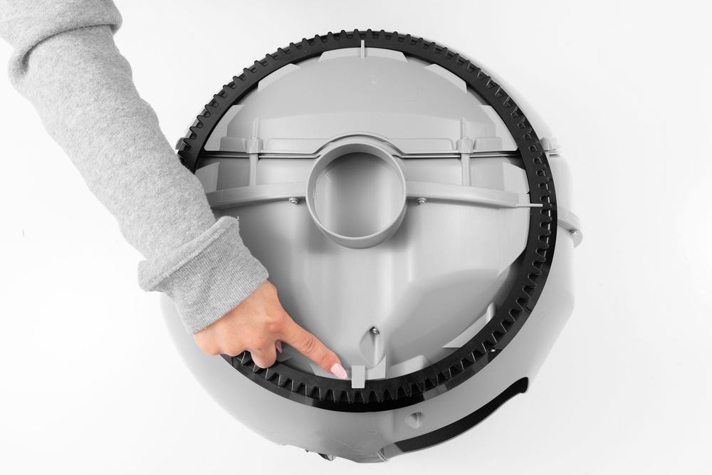 Finger pointing to the slot where the gear track aligns
