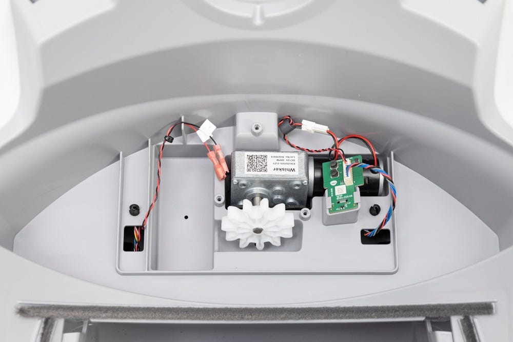 Motor installed in motor cavity without top rubber motor isolator