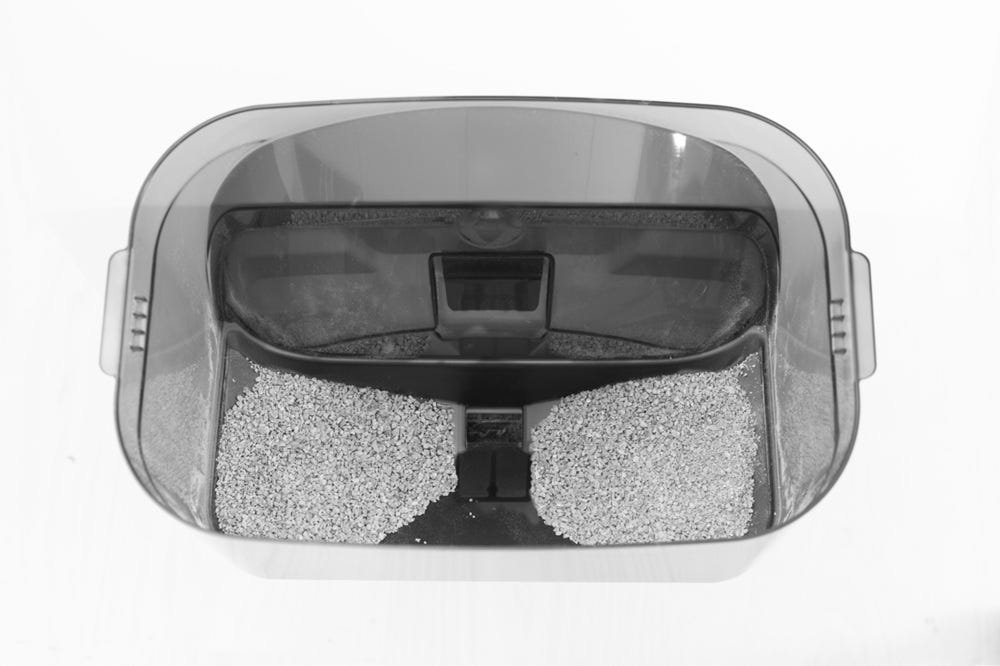 LitterHoppper with lid removed with uneven litter level